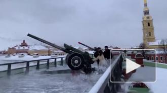 Фигуристка Елизавета Туктамышева произвела полуденный выстрел из пушки Петропавловской крепости