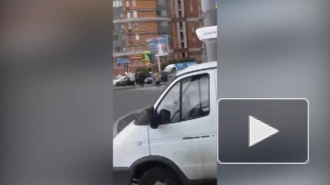 Видео: на углу Богатырского "Газель" сбила светофор