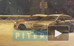 В Калининском районе столкнулись "Опель" и "Фольцваген" такси "Везет"