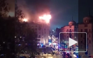 Появилось видео горящей мансарды на набережной реки Карповки