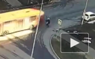 Жуткое видео из Казани: автобус переехал пешехода
