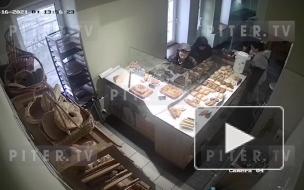 Молодые петербуржцы ограбили пекарню на Индустриальном
