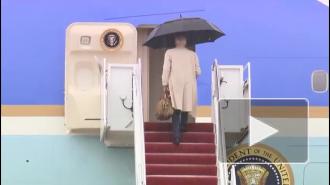 Байден споткнулся при посадке в самолет