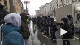В МВД заявили, что около 4 тысяч человек участвуют в незаконной акции в центре Москвы