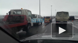 Видео: на КАД столкнулись три автомобиля 