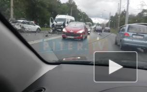 Видео: на Петергофском шоссе в аварии сильно пострадали легковушка и маршрутка