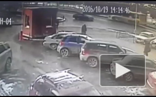 Снёс девушку на тротуаре.