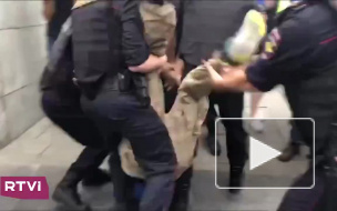 Видео: на акции в поддержку Голунова парня при задержании ударили головой о столб