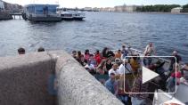Видео: в Петербурге на набережной собралась очередь из желающих прокатиться по рекам и каналам