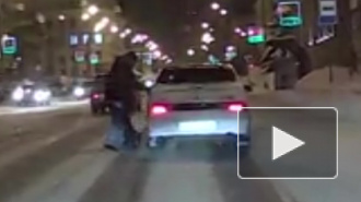 Боевое видео из Уфы: пешеход наказал автомобиль, не пропустивший его на переходе