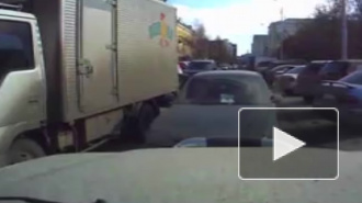 Кармическое видео из Красноярска: нарушителю на встречке грузовик снес дверь