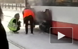 В Петербурге пассажиры помогали чинить дымящийся трамвай