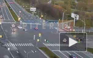 На перекрестке Светлановского и Луначарского проспектах столкнулись две легковушки