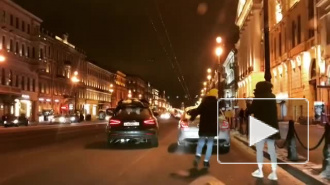 По Невскому проспекту в ночь промчался молодой человек на крыше автомобиля