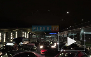 В "Пулково" ночью творился невероятный коллапс: машины не могли выехать с территории аэропорта