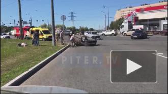 Видео: спасатели достали водителя из перевернувшейся машины на Маршала Жукова