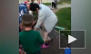 Видео: женщины решили успокоить шумных детей и распилили качели