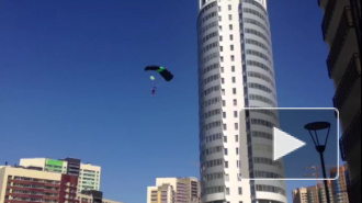 Бейсджамперы прыгнули с высотки в Кудрово