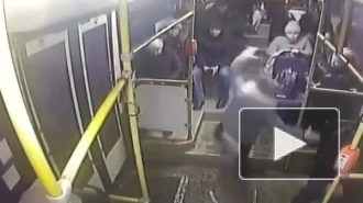 Появилось видео падения девочки в автобусе в Металлострое