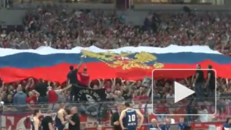Болельщики Црвены Звезды приветствовали баскетболистов украинского Будивельника российским флагом