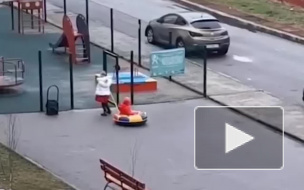 Видео: В Москве школьники катаются на лыжах по траве, а на Кубани дети тюбинги катают по асфальту 