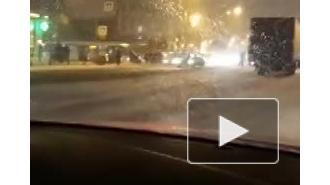 Энтузиаст регулирует движение у метро "Черная речка"