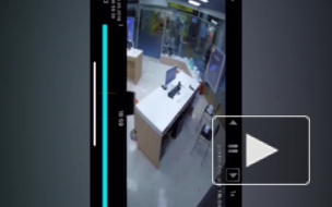 Видео: в "Атмосфере" двое преступников украли телефон