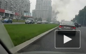 В Москве очевидцы засняли на видео сильный автомобильный пожар