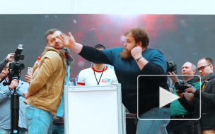 Видео: мужчины лупят друг друга по лицу на фестивале за 30 тысяч рублей