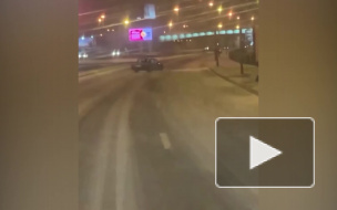 Петербуржцы засняли дрифтующие по гололеду "Жигули"