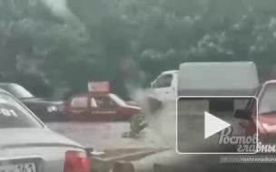 Доброе видео: В затопленном Ростове-на-Дону внедорожник вытолкал "Оку"
