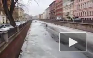 Сумасшедшие мотоциклисты устроили покатушки по льду на канале Грибоедова