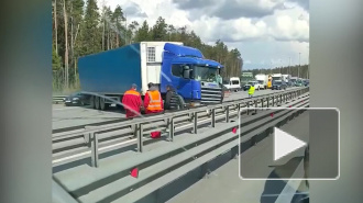 Видео: фура перегородила дорогу на КАД