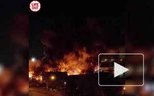 В промзоне на северо-востоке Москвы сгорело около 25 грузовиков