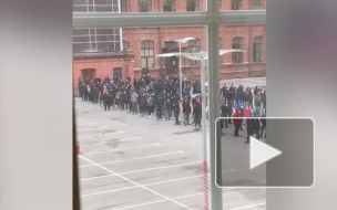 Видео: второй день у миграционного центра на Красного Текстильщика собирается очередь 