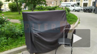 Рядом со сквером Виктора Цоя уличное пианино накрыли черной тканью