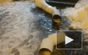 На Энгельса обледеневший водосток едва не убил женщину с дочерью