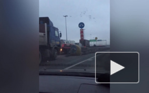 На КАД ВАЗ заехал под большегруз с прицепленной шаландой