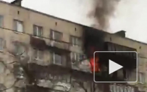 Мощные языки пламени уничтожают квартиру на Пискаревском