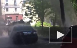 Появилось видео мощного прорыва трубы в переулке Гривцова
