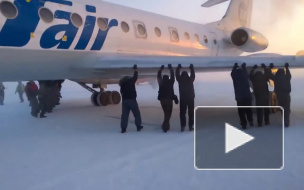 Пассажирам пришлось толкать самолет в сибирском аэропорту