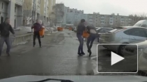 Появилось видео массовой драки пассажиров "Нексии" и "Ниссана" в Казани