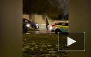 Неадекват атаковал автомобили на проезжей части улицы Орджоникидзе