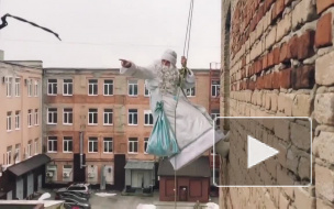 В Воронеже Дед Мороз забрался на стену учебного заведения 