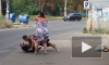 Появилось видео, как сильная одесская женщина избивает бревном бомжа