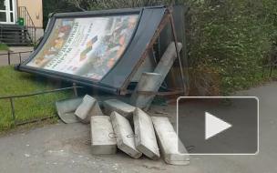 На Новочеркасском проспекте ветер повалил рекламный стенд