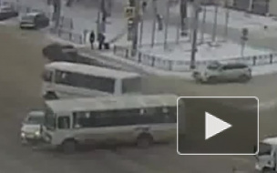 Шокирующее видео: в Воронеже маршрутка таранит легковушку на перекрестке