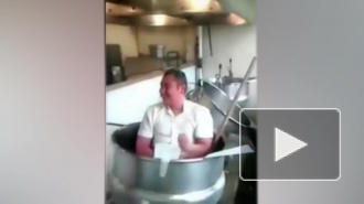 Видео: в Мексике сотрудник госпиталя развлекался со своим дружком в котле для приготовления еды Видео: в Мексике сотрудник госпиталя развлекался со своим дружком в котле для приготовления еды