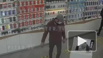 Мужчина украл мобильный телефон со стенда в салоне связи на Испытателей 