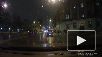 Появилось видео падения льда на людей с крыши Военно-морской академии